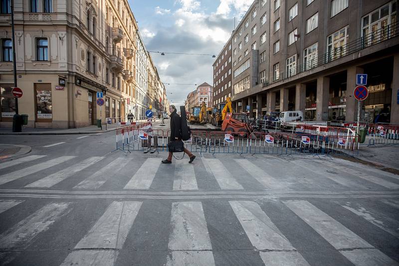 Kvůli noční havárii vodovodního potrubí je od pondělního zcela uzavřena Sokolská ulice v centru Prahy u křižovatky s Ječnou.