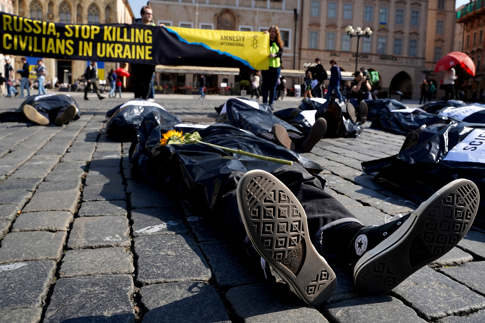 Protest proti válce: Aktivisté si v pytlích lehli na Staroměstské náměstí -  Pražský deník