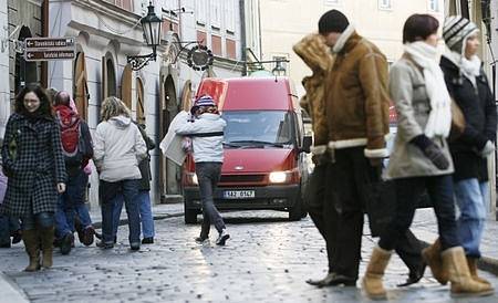 BEZ OMEZENÍ. Křižovatka na Královské cestě, kudy proudí davy turistů, nemá zatím žádné dopravní omezení, které by nutilo řidiče zpomalit.