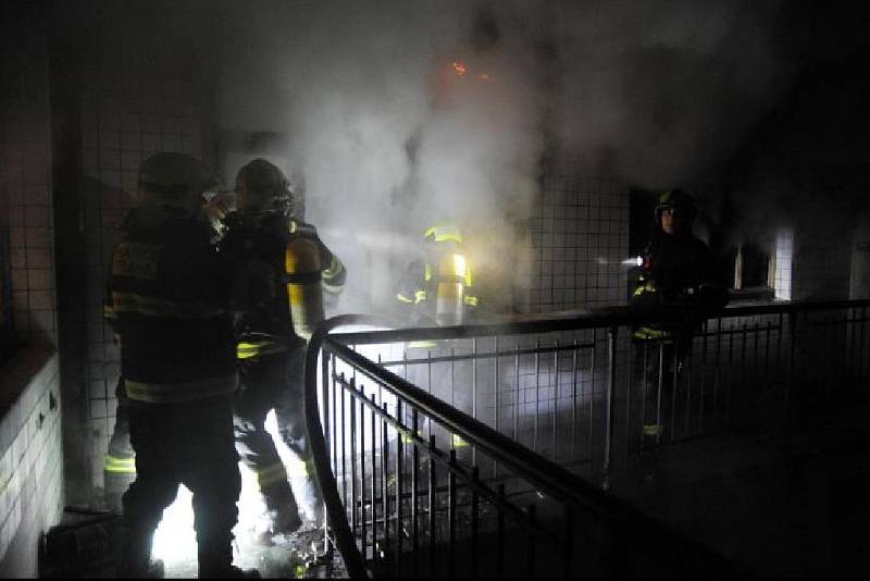 Oheň působil škodu ve Zlatnické ulici v centru Prahy. Zdravotníci museli pomáhat třem lidem, kteří se nadýchali kouře.