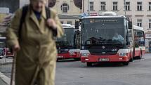 Autobusy městské hromadné dopravy Dopravního podniku značky SOR stojící na autobusovém nádraží Na Knížecích v Praze.