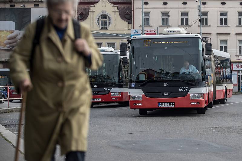 Autobusy městské hromadné dopravy Dopravního podniku značky SOR stojící na autobusovém nádraží Na Knížecích v Praze.