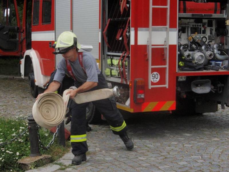 Třicítka dobrovolných hasičů nejen ze stanice na Chodově v Praze 11 v neděli bojovala s požárem Chodovské tvrze. I když uměle zadýmenou střechu tvrze mohutně kropili, výjezd hasičů bylo taktické cvičení, neboli  utajená prověrka jejich připravenosti.