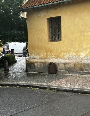 Podezřelý kufr u Španělské synagogy.