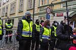 Demonstranti z nacionalistických hnutí i politických stran protestovali v úterý 25. ledna 2022 na Malostranském náměstí v Praze proti pandemickému zákonu.