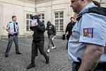 Soud s pěti zadrženými nizozemskými výtržníky, kteří napadli číšníka v centru Prahy.