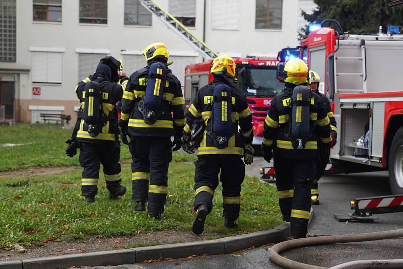 Rozsáhlejší požár, který na sebe upozornil z daleka viditelným kouřem, zachvátil v sobotu 27. srpna čtvrt hodiny po deváté hodině střechu jedné z budov v areálu Ústřední vojenské nemocnice v pražských Střešovicích