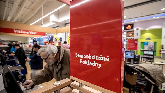 Novinka pro ulehčení nakupování Scan and Shop v supermarketu Tesco v pražském Edenu 12. února.