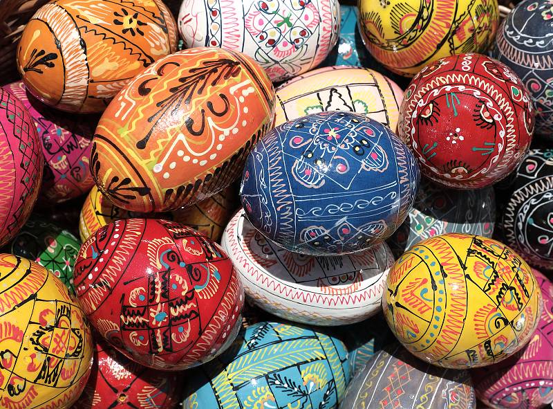 Velikonoce na Trojce. Pletení pomlázek nebo zdobení vajíček na Náměstí Jiřího z Poděbrad v roce 2019