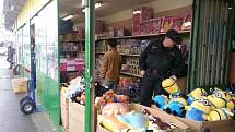 Pražští celníci zajistili padělky hraček pro děti na tržnici Sapa v Libuši.
