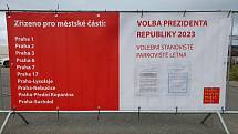 Volební stanoviště drive-in na parkovišti na Letenské pláni v Praze.