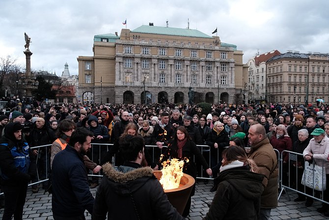 Pietní akt k uctění památky obětí střelby na Filozofické fakultě Univerzity Karlovy.