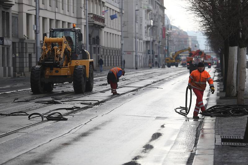 Rašínovo nábřeží - začala oprava tramvajové trati, automobilová doprava je svedena na náplavku ve směru na Podolí.