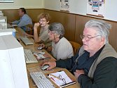 Informační technologie jsou pro seniory často velkou neznámou. Ilustrační foto.
