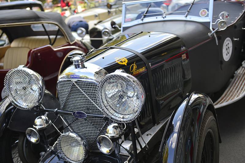 Závod s názvem 1000 mil československých pořádá Veteran Car Club Praha.