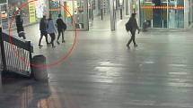 Čtyři útočníci zbili u metra Budějovická dva mladíky.