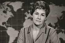 Jako televizní moderátorka v roce 1965.