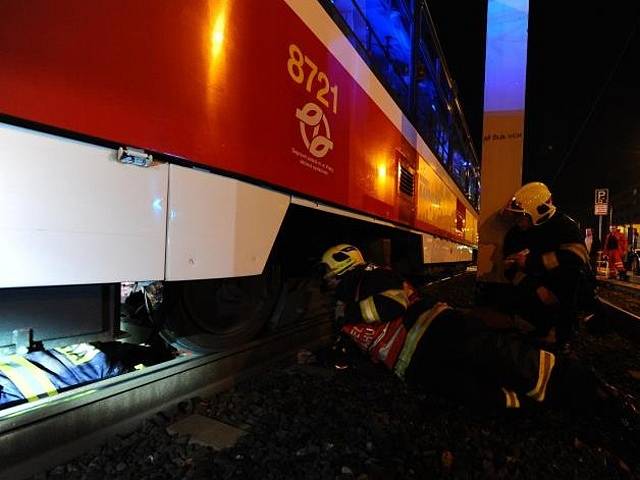 Ženu po střetu s tramvají na Žižkově vyprostili hasiči a předali záchranářům, v sanitce ale vážným zraněním podlehla.