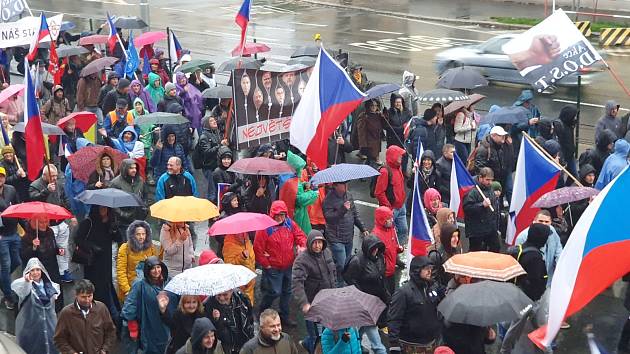 Demonstranti zamířili k České televizi, zablokovali magistrálu