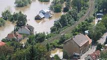 Povodně z roku 2002 v metropoli. Na snímku silnice a železnice do Roztok u Prahy.