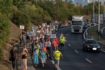 Demonstrace proti kamionům loni v září zablokovala vytíženou Spořilovskou spojku.