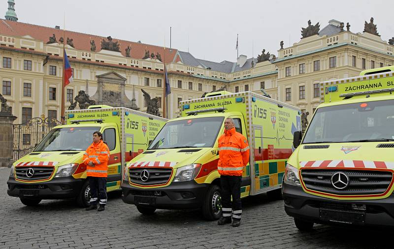 Slavnostní převzetí nových sanitních vozů na Hradčanském náměstí, které pokřtil kardinál Dominik Duka.