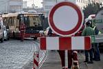 Zmatky kvůli náhradní autobusové dopravě na zastávce Bulovka v Praze.