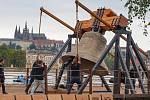 Památeční Zvon #9801 byl odhalen na Smetanově nábřeží v Praze