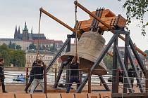 Památeční Zvon #9801 byl odhalen na Smetanově nábřeží v Praze.