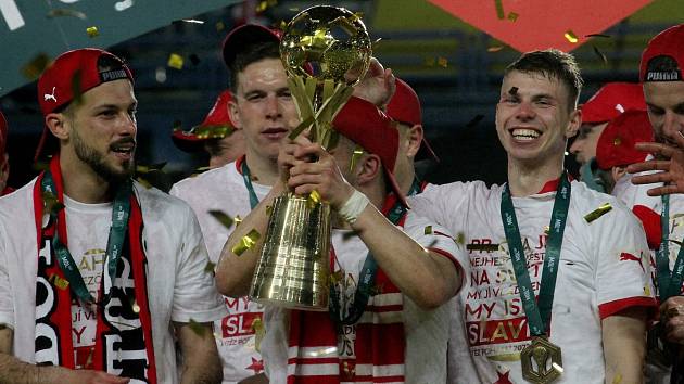 David Douděra (vpravo) se raduje z vítězství ve finále MOL Cupu