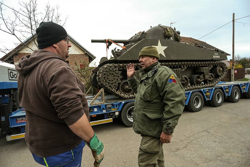 Přesun tanku Sherman z okraje Prahy na výročí osvobození do Plzně.