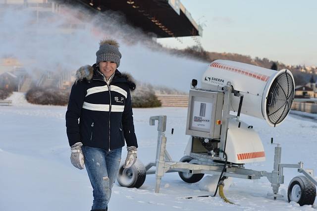 Zájemcům o lyžování se otevřel Skipark Chuchle na dostihovém závodišti v Praze 5.