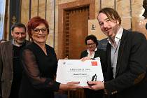 Daniel Wagner přebírá cenu od náměstkyně pražské primátorky Evy Kislingerové.