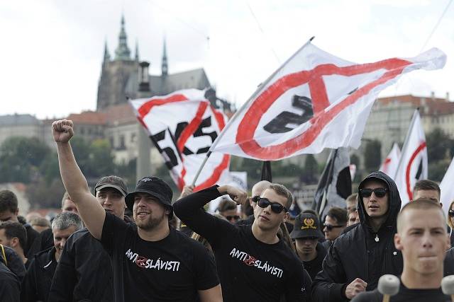 Fanoušci Sparty pochodují Prahou. 