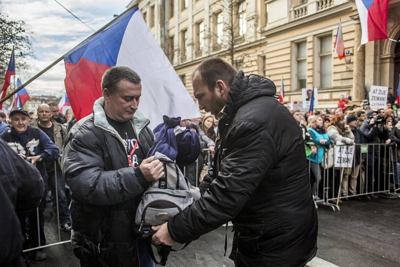 Oslavy 26. výročí Sametové revoluce 17. listopadu na Albertově v Praze.