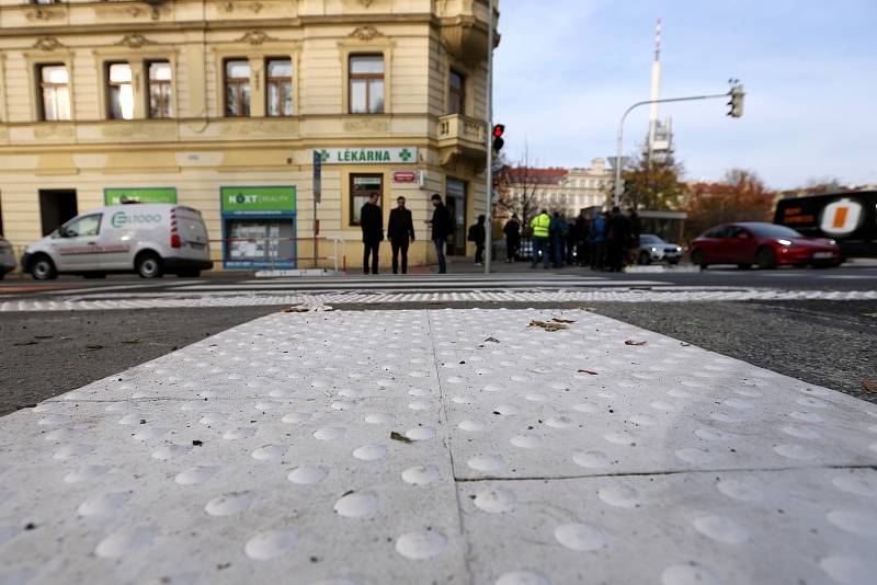 Do zkušebního provozu byla na náměstí Jiřího z Poděbrad v Praze uvedena světelná křižovatka s novými přechody pro chodce.