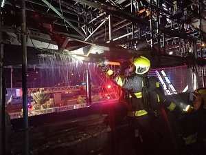 Zásah hasičů u požáru prodejního stánku v Ostrovského ulici na Smíchově 28. prosince 2022