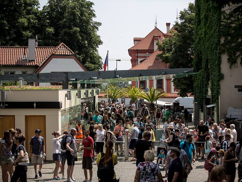 Tisíce lidí navštívili 6. července pražskou zoo. turniket, vchod