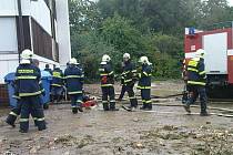 UMÍ POMOCI. Nebušičtí hasiči často zasahují v Praze.