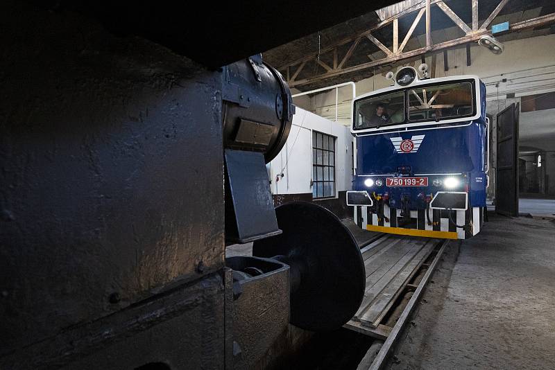 Setkání generací. Lokomotiva řady 750 se chystá vytáhnout Ušatou z krytého stání v areálu Národního technického muzea na Masarykově nádraží před odvozem do opravy.