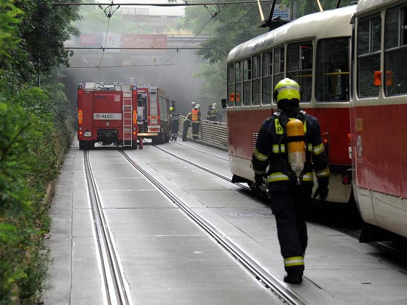 Nákladní auto zůstalo v podjezdu. 