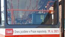 Tramvaje typu T6A5 po více než čtvrt století v Praze dojezdily.