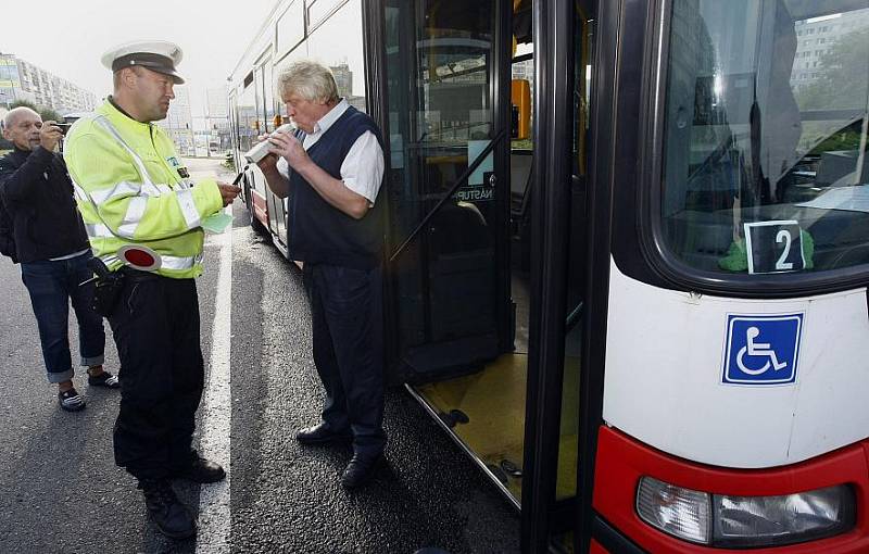 Pražská dopravní policie v rámci celorepublikové dopravněbezpeč­nostní akce kontrolovala u stanice metra Háje řidiče linkových a zájezdových autobusů.