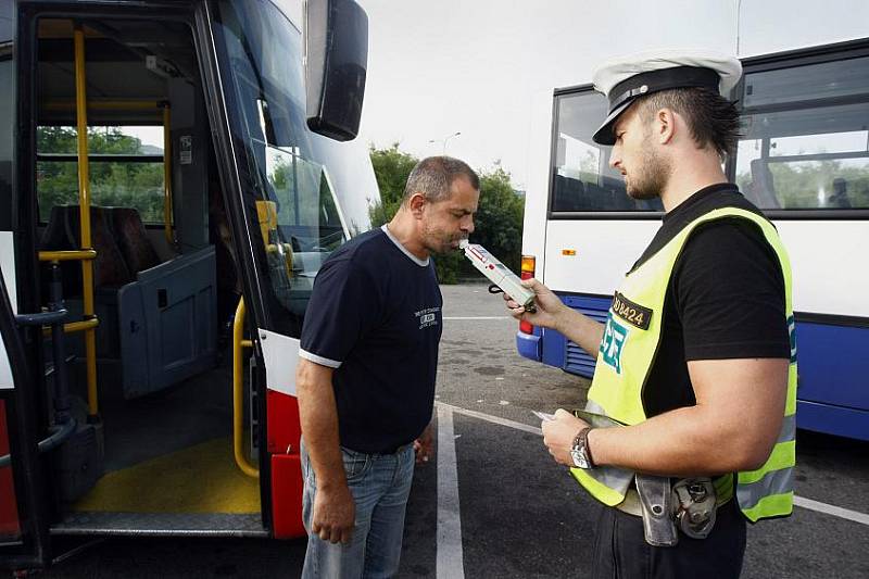 Policisté během velikonoční akce testovali u řidičů přítomnost alkoholu (archivní foto).