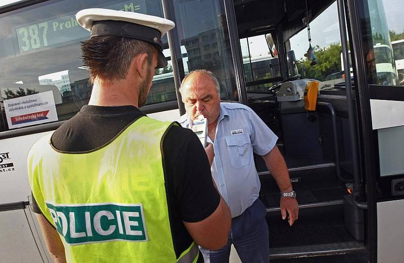 Pražská dopravní policie v rámci celorepublikové dopravněbezpeč­nostní akce kontrolovala u stanice metra Háje řidiče linkových a zájezdových autobusů.