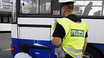 Pražská dopravní policie v rámci celorepublikové dopravněbezpeč­nostní akce kontrolovala u stanice metra Háje řidiče linkových a zájezdových autobusů.