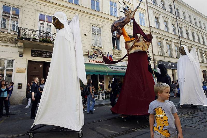 Pražským Smíchovem prošel 11. září karnevalový průvod, který se letos uskutečnil v rámci 2. dějství Mezinárodního festivalu outdoorového a pouličního divadla Za dveřmi.