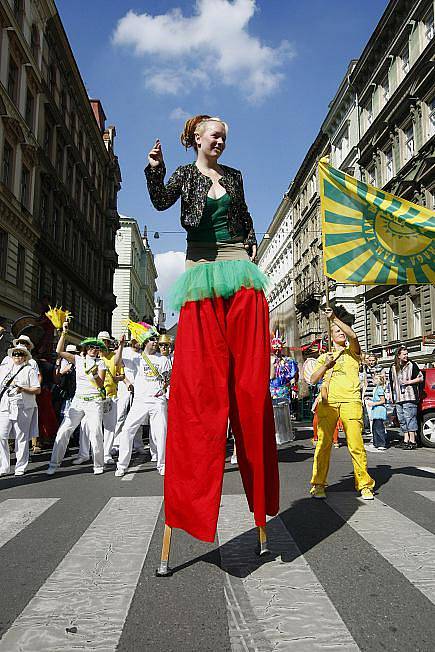 Pražským Smíchovem prošel 11. září karnevalový průvod, který se letos uskutečnil v rámci 2. dějství Mezinárodního festivalu outdoorového a pouličního divadla Za dveřmi.