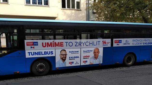 Politici TOP 09 vozí zájemce autobusem mezi Andělem a Hradčanskou tunely městského okruhu.