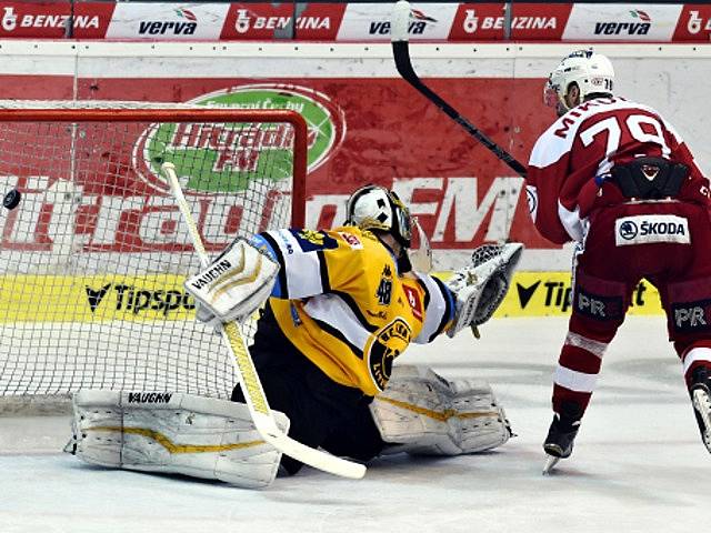 Trestné střílení proměněné v prvním kole baráže o hokejovou extraligu v Litvínově útočníkem pražské Slavie Milanem Mikulíkem.